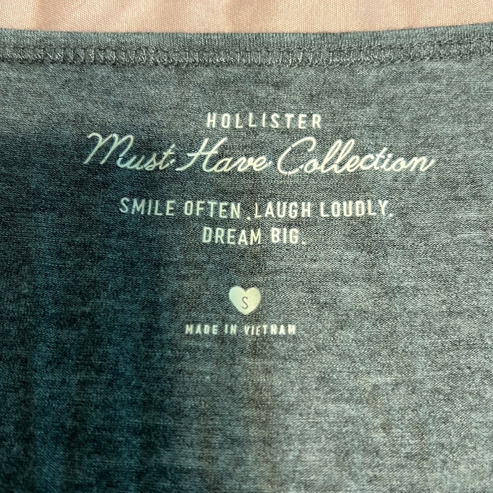 Women’s Hollister Must Have Short Sleeve T-Shirt - Picture 2 of 2